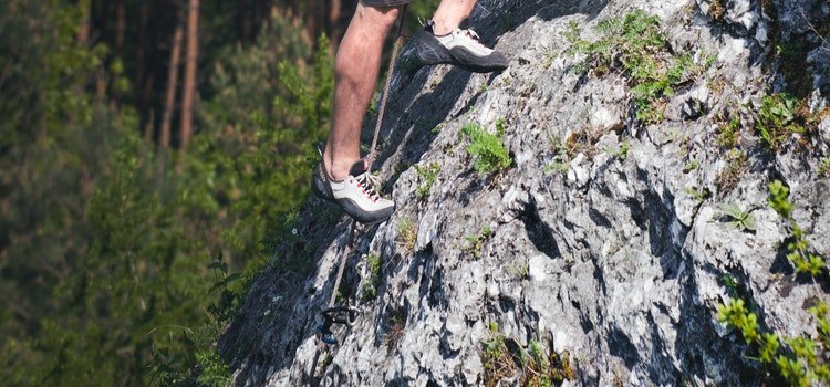 Deadpointing in climbing